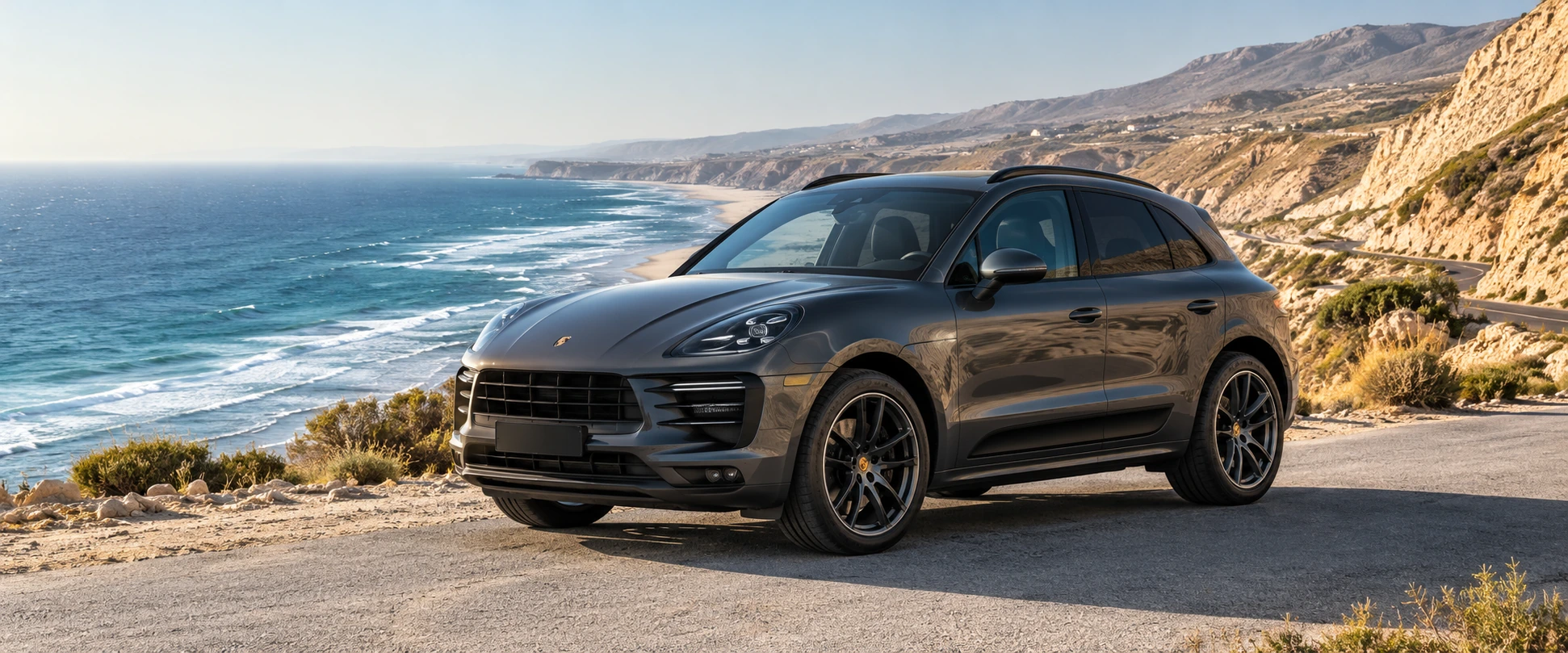 Voiture de location Hilal Luxury Cars sur la route côtière près d’Agadir