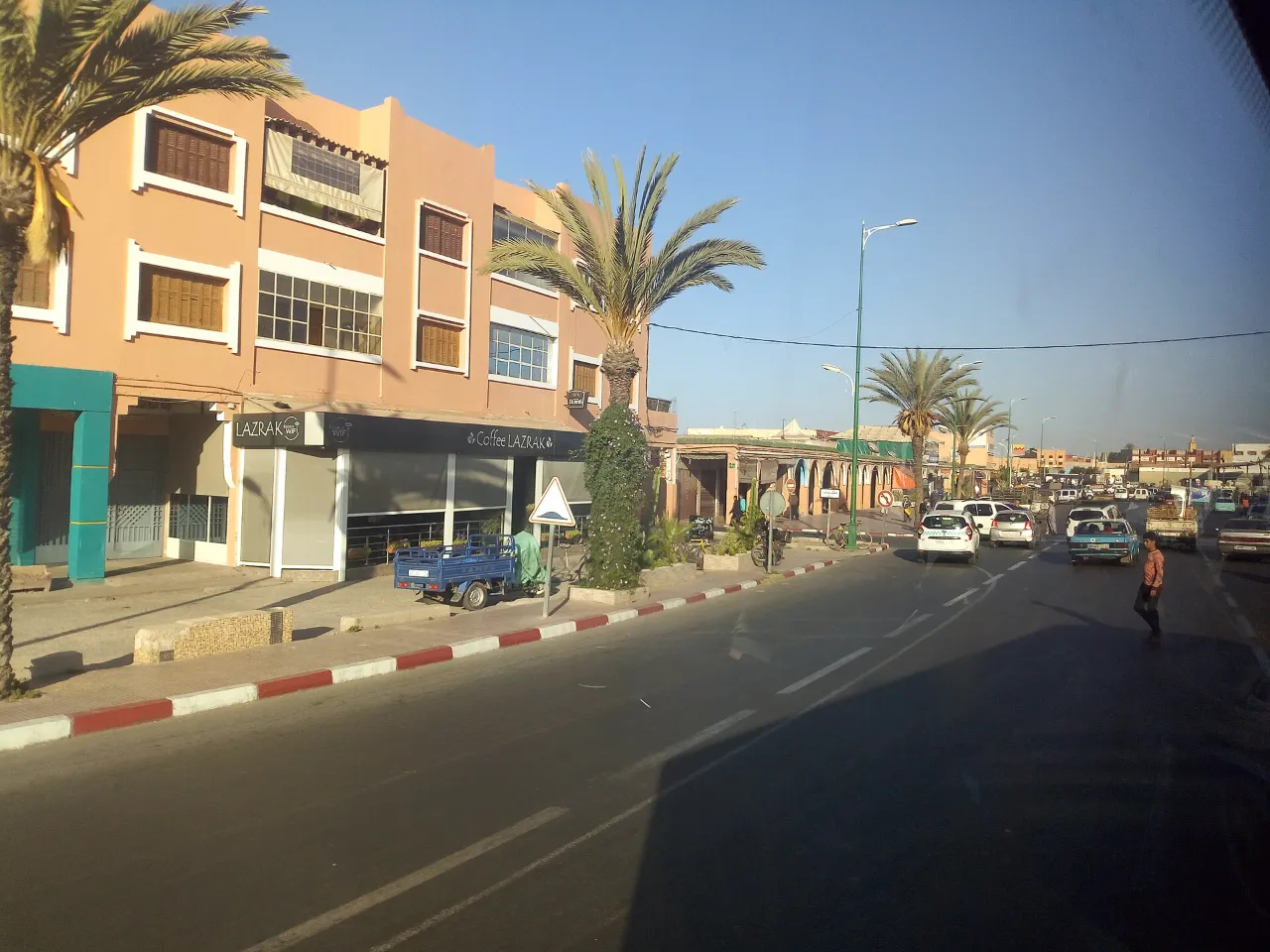 شارع تجاري تحفّه أشجار النخيل في أيت ملول