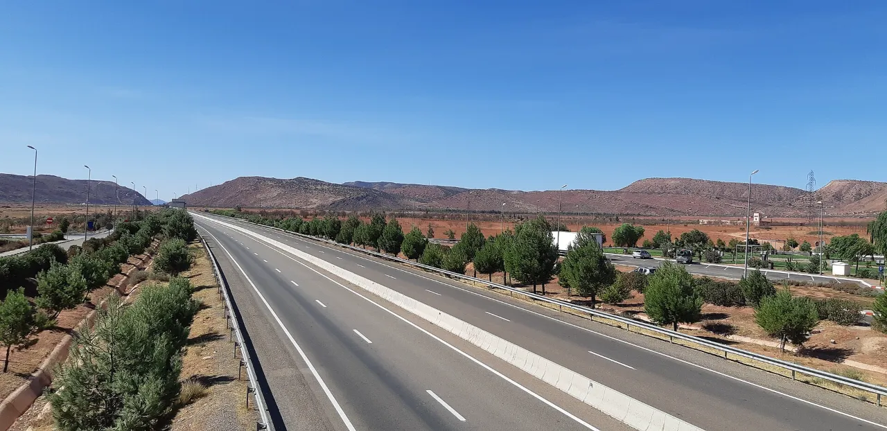 L’autoroute entre Marrakech et Agadir, au pied de l’Atlas