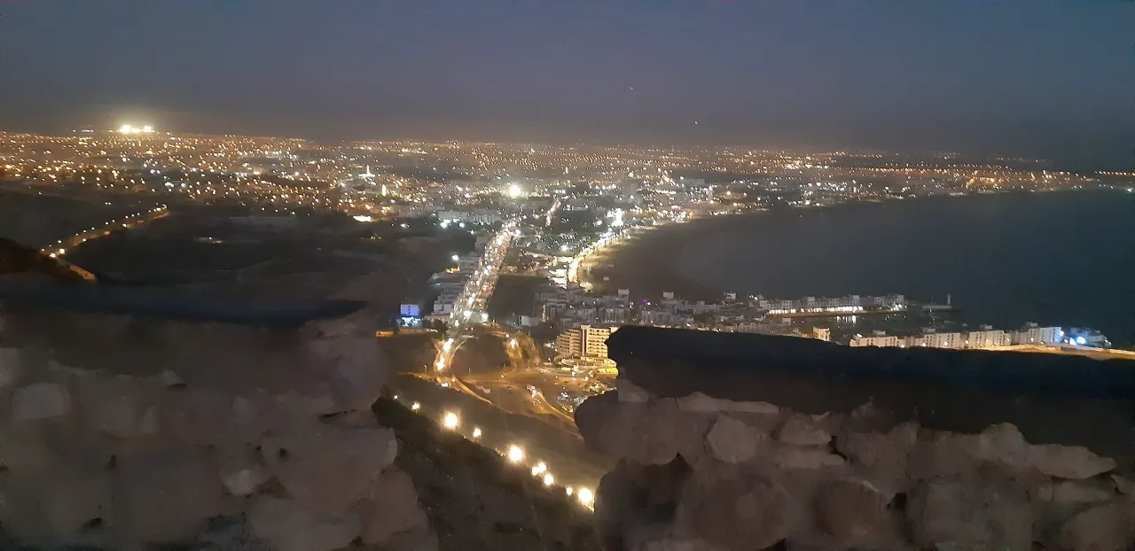 La corniche d’Agadir illuminée, vue depuis la kasbah d’Oufella