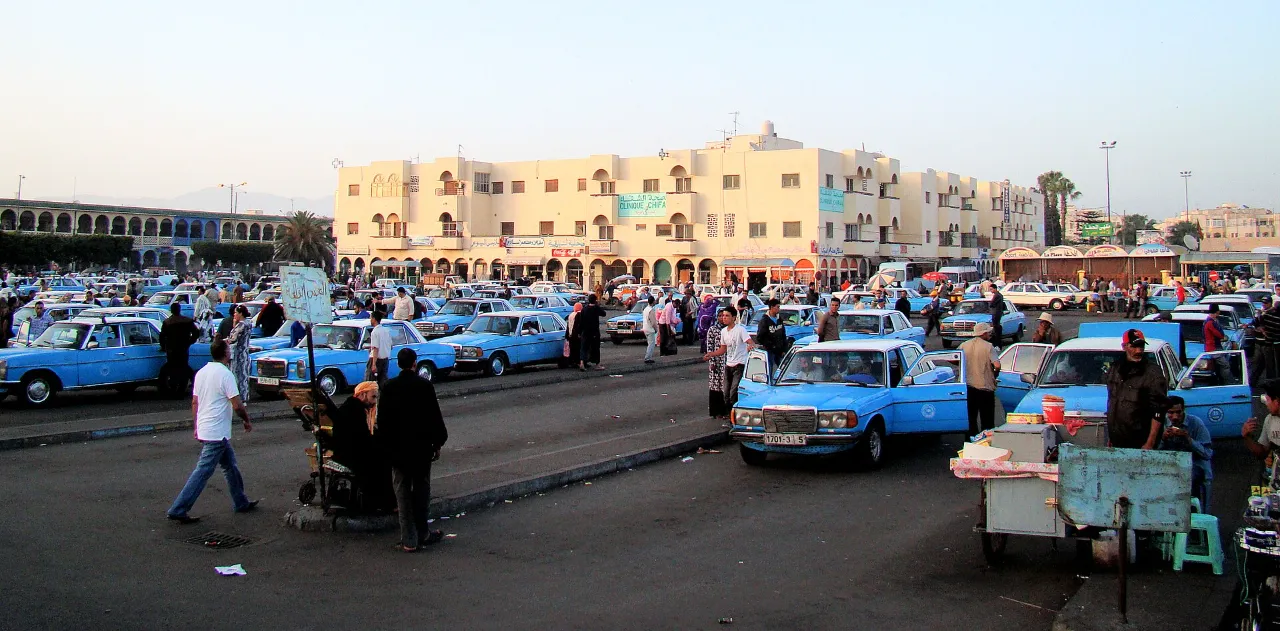 المحطة الطرقية لإنزكان تعج بسيارات الأجرة والمسافرين
