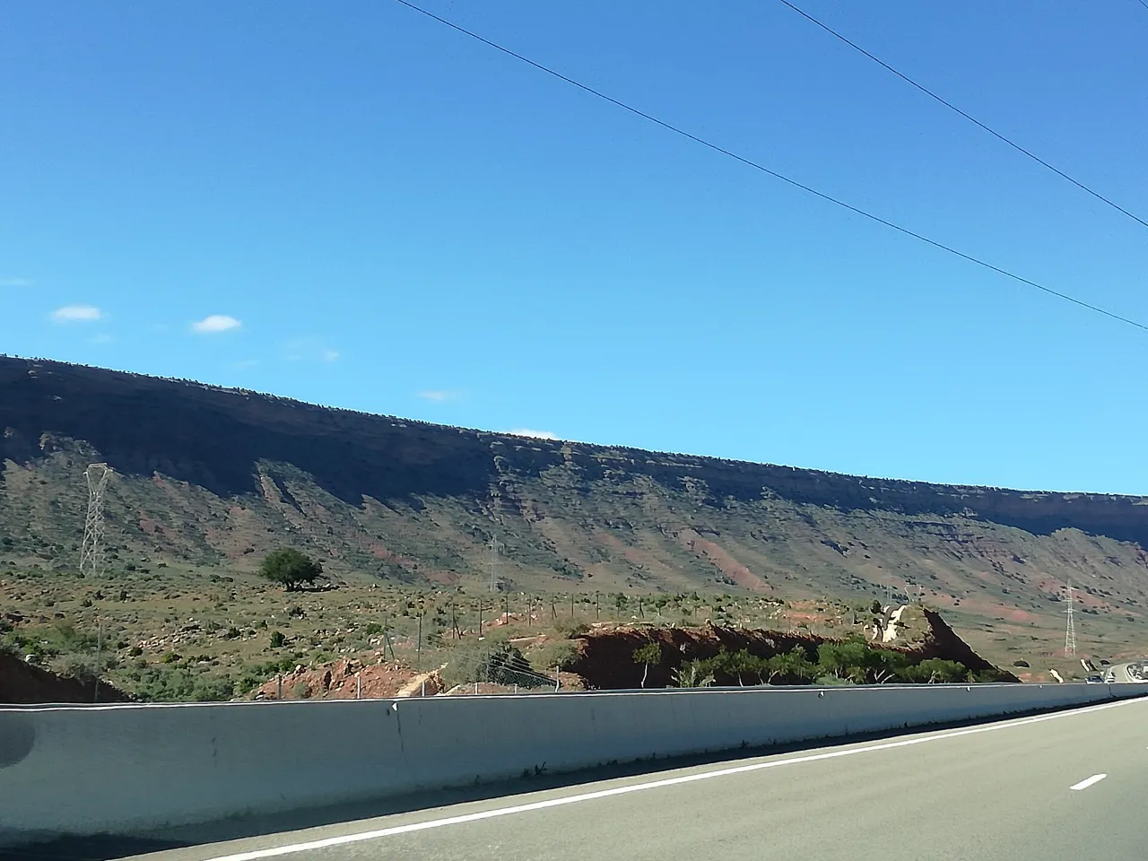 La route entre Agadir et Marrakech à travers les reliefs de l’Atlas